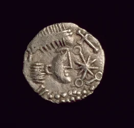 Thrymsa, tipo &39;Constantino&39; rúnico (anverso) (ouro) (para reverso ver 168079)